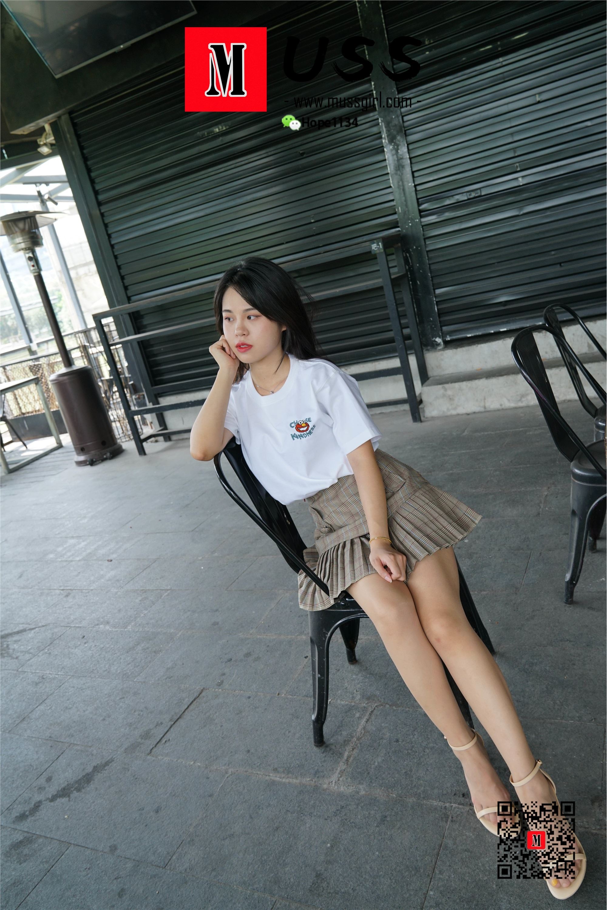 MussGirl慕丝女郎  NO.008 拍过模特的美足，那化妆师璐璐的呢？